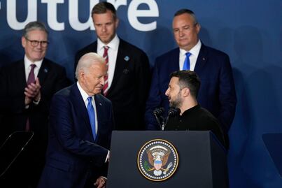 Biden presenta a Zelensky como Putin en la ceremonia de la OTAN y se corrige