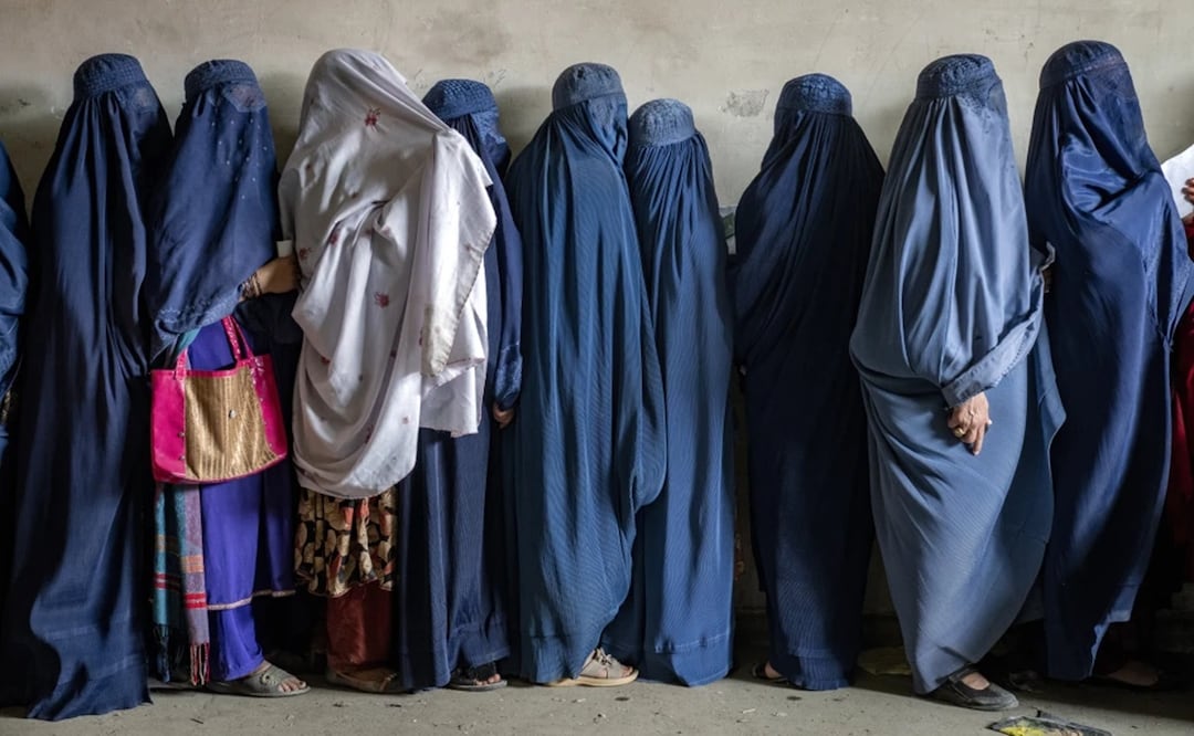 Mujeres afganas esperan recibir raciones de alimentos distribuidas por un grupo de ayuda humanitaria, en Kabul, Afganistán, el martes 23 de mayo de 2023. Foto: AP