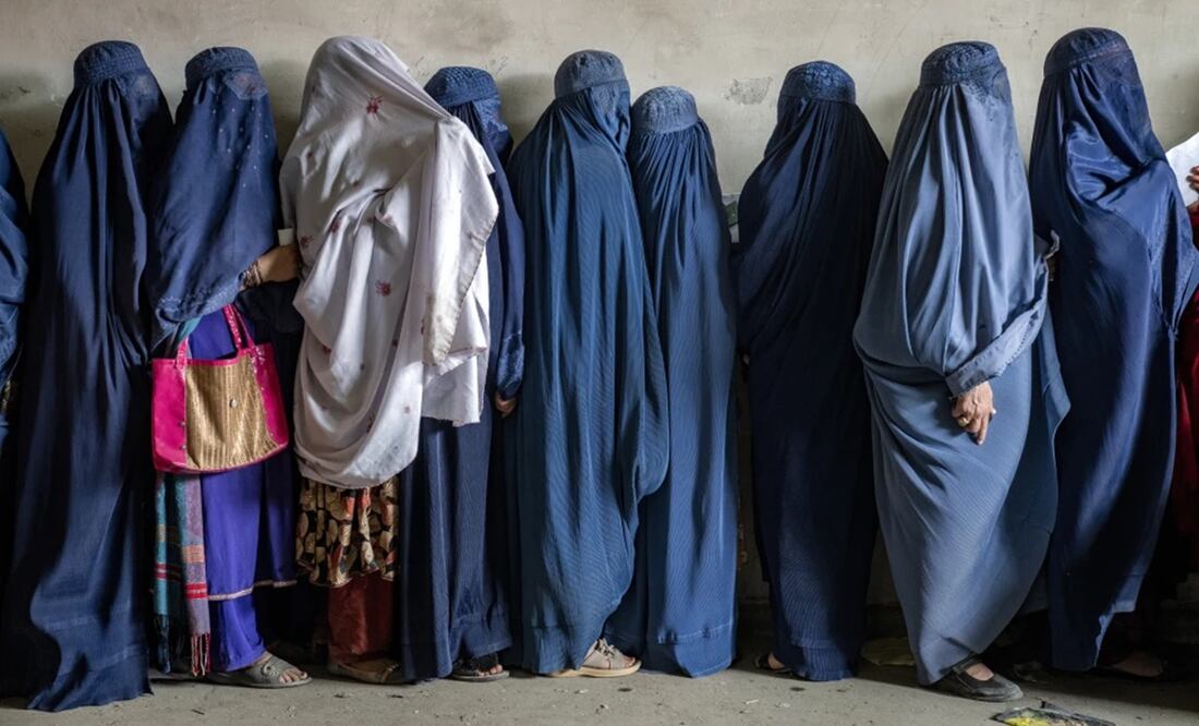 Mujeres afganas esperan recibir raciones de alimentos distribuidas por un grupo de ayuda humanitaria, en Kabul, Afganistán, el martes 23 de mayo de 2023. Foto: AP
