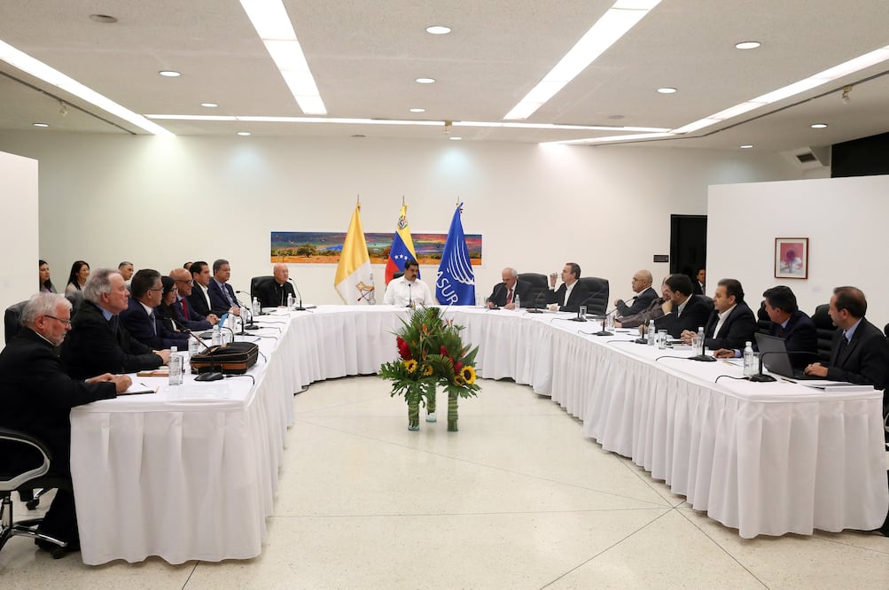 Una mesa exploratoria para un diálogo entre el Gobierno venezolano y la oposición se lleva a cabo en el Museo Alejandro Otero, en Caracas, Venezuela, el 30 de octubre de 2016 (Foto: Xinhua)