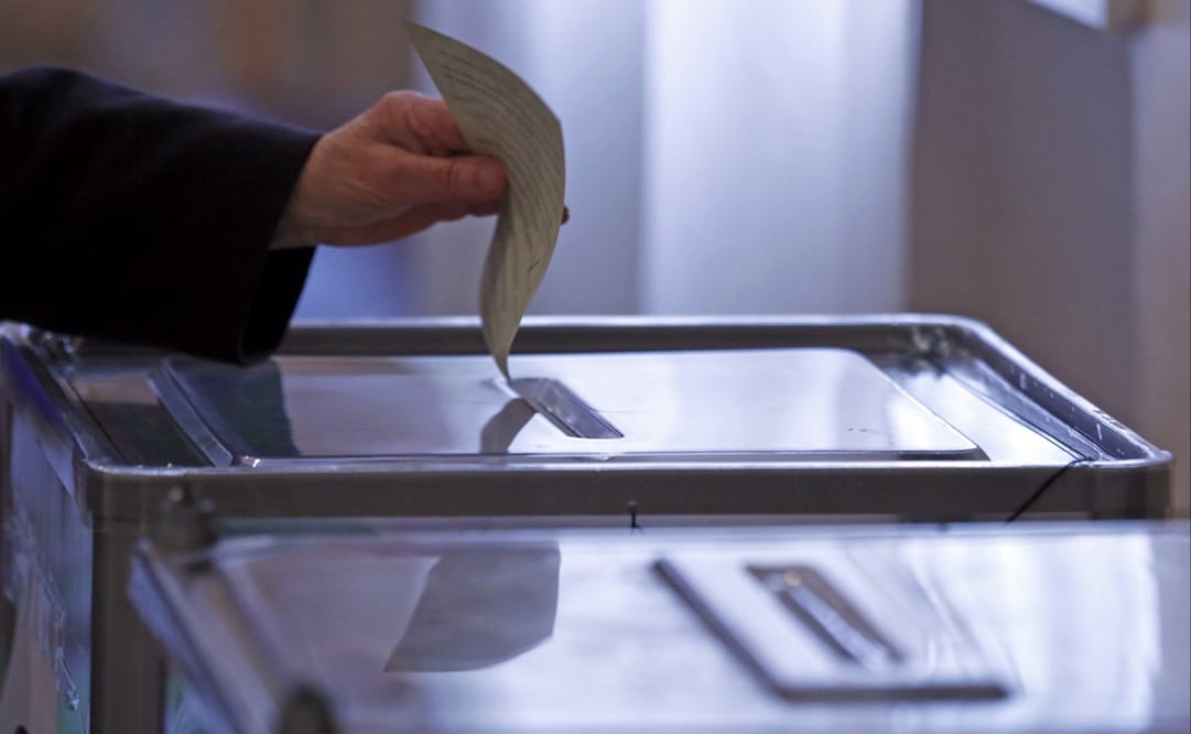 A woman casts her ballot - Photo: Baz Ratner/REUTERS
