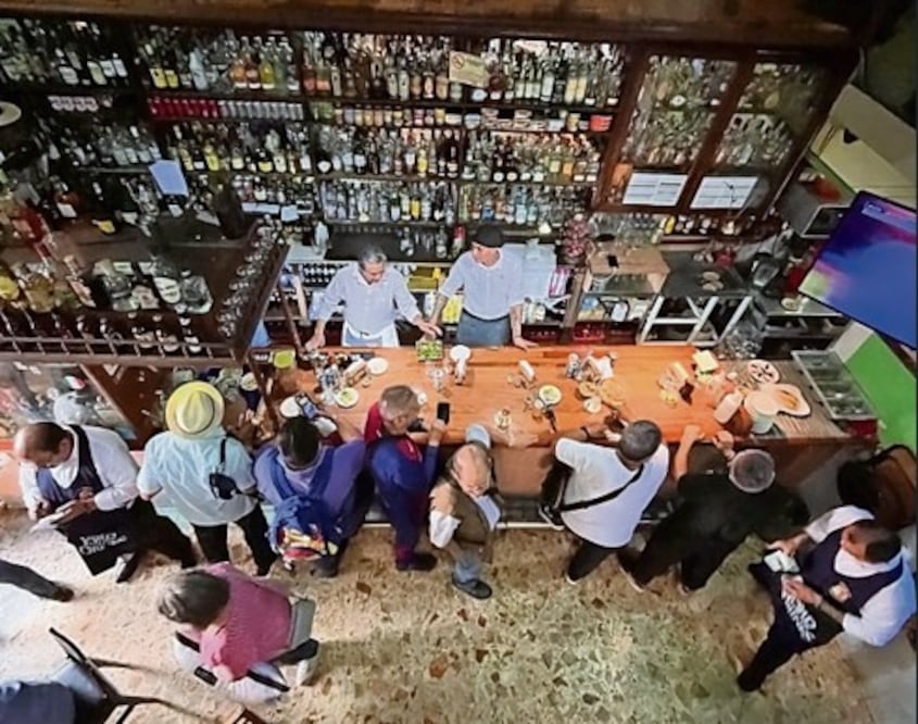 Interior del Salón España, la cantina centenaria que sobrevive en el antiguo Barrio Universitario de la Ciudad de México. Crédito: Facebook del Salón España