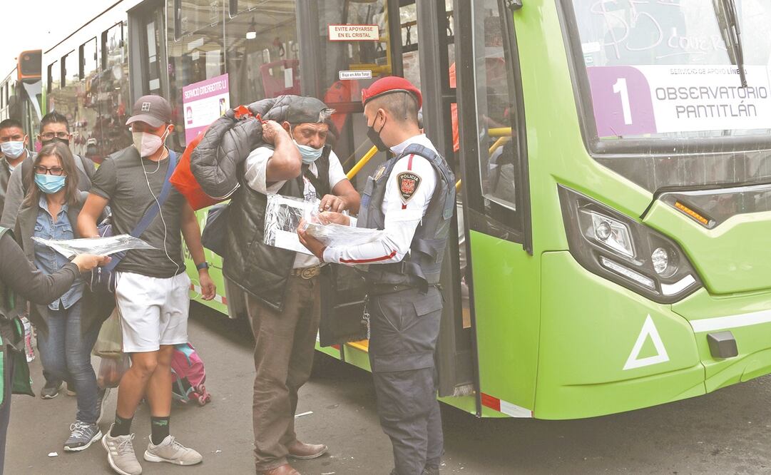 Personal de Movilidad y policías capitalinos regalan kits de cubrebocas y careta a los usuarios del servicio provisional de transporte en Observatorio, para evitar más contagios de coronavirus. Foto: Carlos Mejía. EL UNIVERSAL