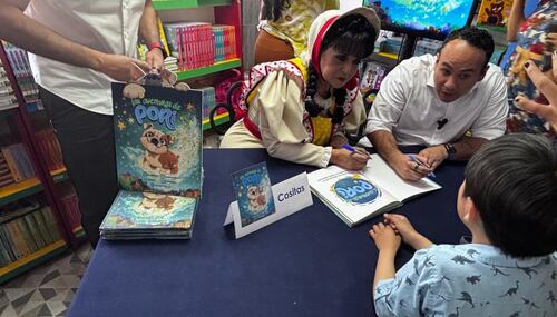 Al finalizar el encuentro, hubo una firma de ejemplares junto a la madrina del lanzamiento. Foto: El Universal