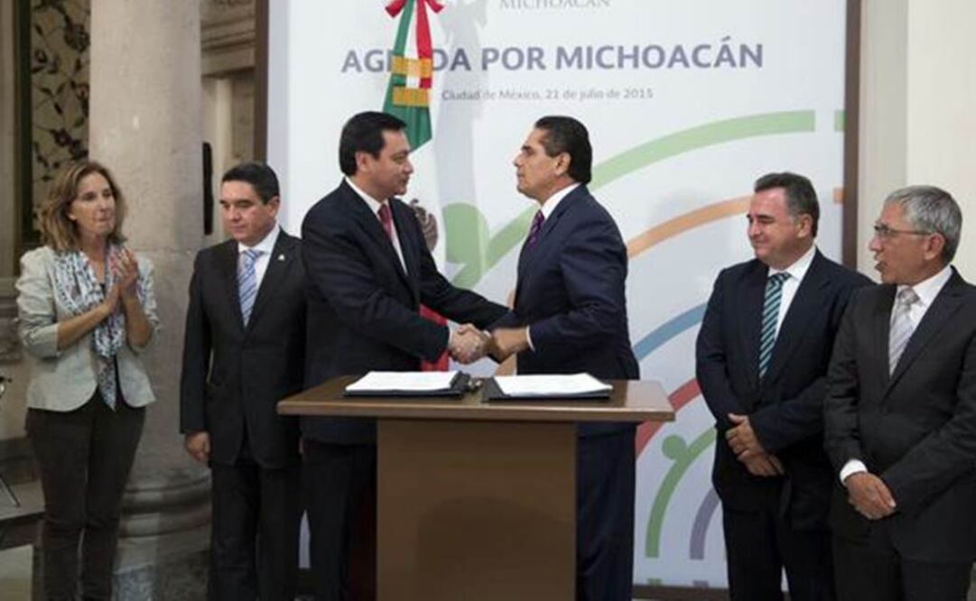 Miguel Ángel Osorio Chong y Silvano Aureoles, en el Salón Juárez de Segob (Foto: Especial)