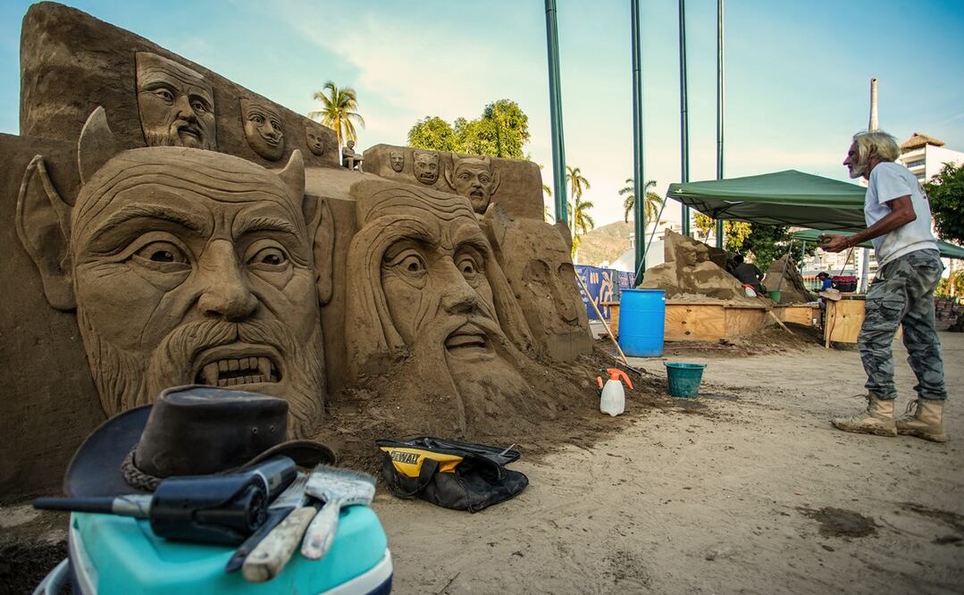 Un total de 14 artistas internacionales elaboran esta semana esculturas gigantes de arena en el puerto mexicano de Acapulco para atraer a turistas y exhibir los emblemas de este sitio. Foto: EFE