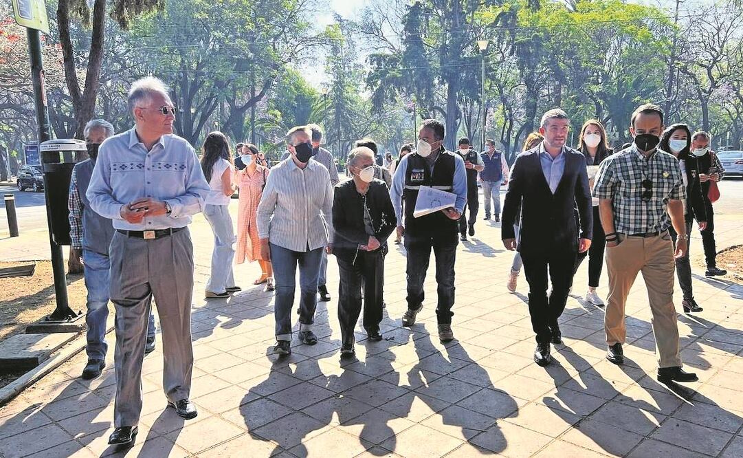 Mauricio Tabe (segundo de der. a izq.) en el Parque América. Foto: Especial