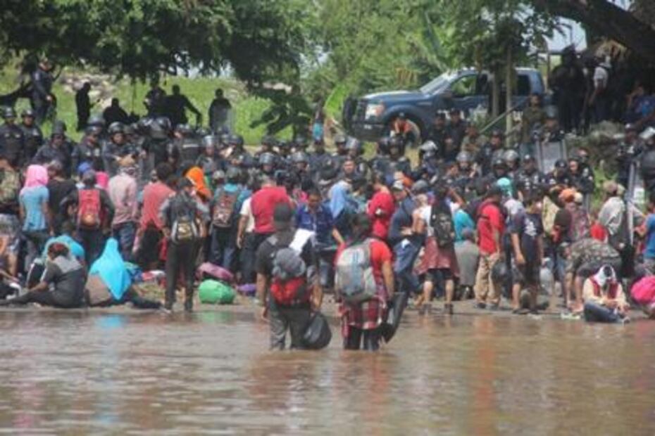Caravana migrante burla cerco y cruza a pie río Suchiate