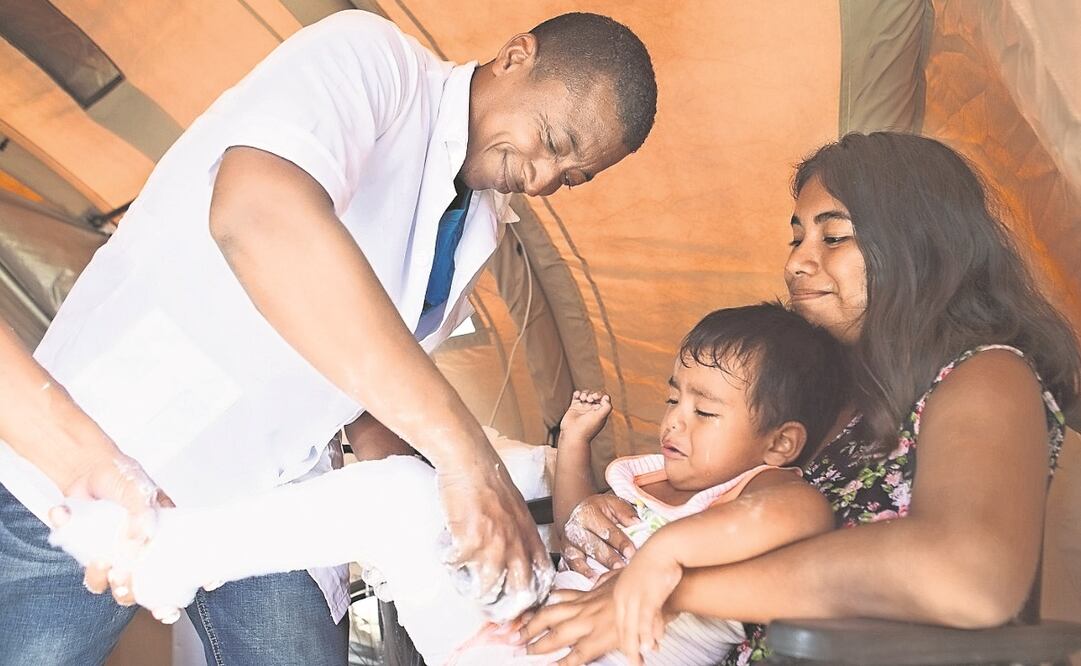 Doctores cubanos apoyaron tras el terremoto que afectó la zona de Juchitán, en Oaxaca, en septiembre de 2017. Foto: Archivo/ EL UNIVERSAL