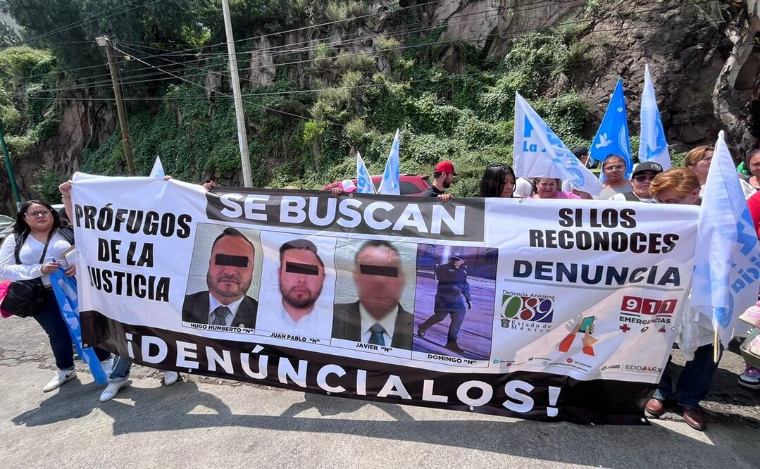 Un grupo de personas de la fundación Delos protesta en las inmediaciones de la Sala de Control y Juicios Orales de Tlalnepantla. Foto: Especial