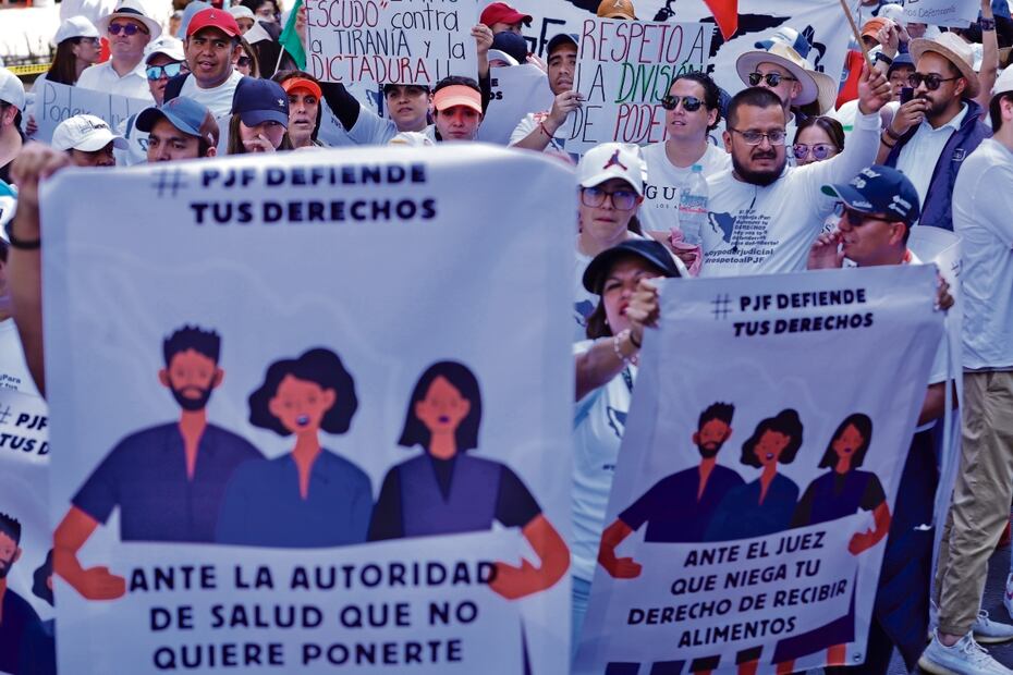 En la movilización se le reclamó al presidente López Obrador la desaparición de los fideicomisos. Foto: Berenice Fregos | El Universal