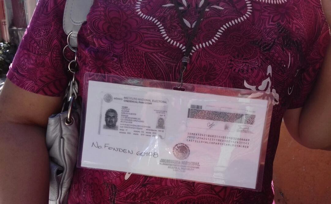 Los vecinos de la Zapata usan un gafete para que les den el apoyo. Foto: Especial 