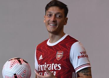 Arsenal deja fuera de la Premier League a Mesut Özil