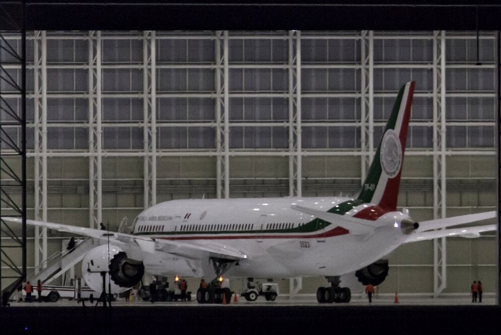 La aeronave aterrizó esta madrugada, a la 1:54 horas (Yadín Xolalpa / EL UNIVERSAL)