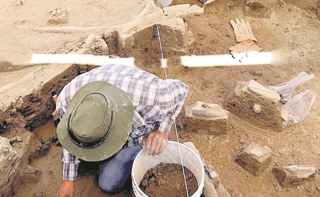 La zona del hallazgo en los Ejidos de Tultepec, de 300 metros cuadrados, fue acordonada y protegida por autoridades municipales. Un grupo de expertos trabaja en la limpieza de osamentas. (FOTOS ESPECIALES)