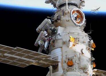 Astronautas rusos instalan herramienta adicional a brazo robótico de la EEI