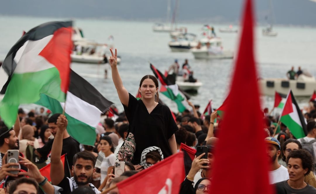 Manifestantes propalestinos asisten a una manifestación en apoyo a la Flotilla Global Sumud en el puerto de Sidi Bou Said, Túnez, el 10 de septiembre de 2025. La Flotilla Global Sumud (GSF) partirá de Túnez con destino a Gaza el 10 de septiembre como parte de una iniciativa humanitaria. La GSF es una iniciativa marítima internacional, impulsada y liderada por organizaciones no gubernamentales, cuyo objetivo es romper el bloqueo israelí de la Franja de Gaza y entregar ayuda vital. Foto: EFE