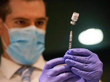 Investigan tres posibles efectos secundarios nuevos en vacunas de Pfizer y Moderna