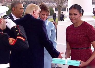 El incómodo y misterioso regalo de Melania Trump a Michelle Obama