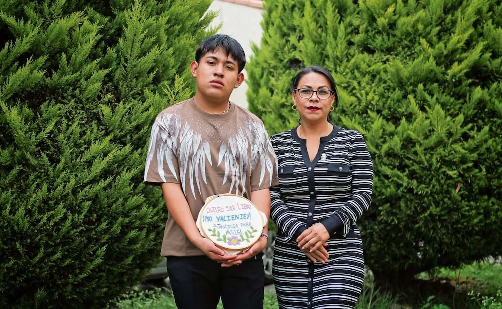 El joven fundó el colectivo Asiel Reconstruyendo Vidas y cuenta con la asesoría de su abogada Mayra Cruz. Foto: BRENDA MARTÍNEZ/EL UNIVERSAL