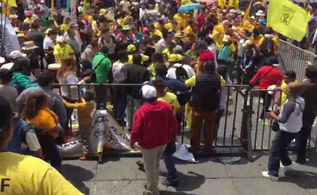 Riñen en asamblea del PRD en el Zócalo; hay un herido