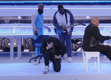 Super Bowl 2022. Pese a restricción de la NFL, Eminem se arrodilla en homenaje a Colin Kaepernick