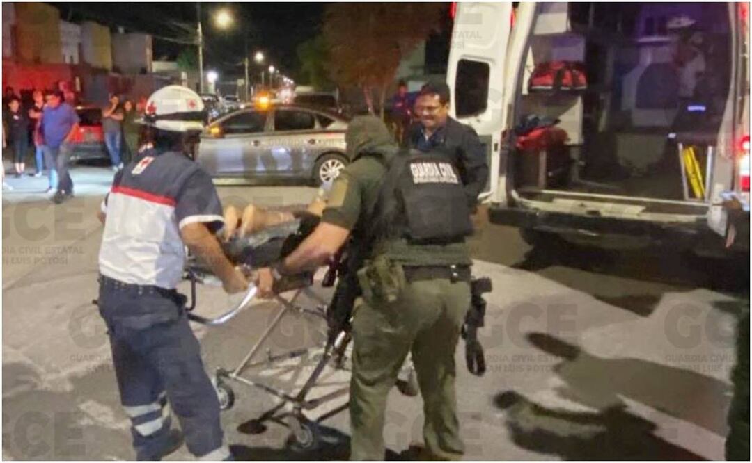 Mujer sufre quemaduras graves con aceite hirviendo por patrulla que choco en su puesto de frituras. Foto: Especial