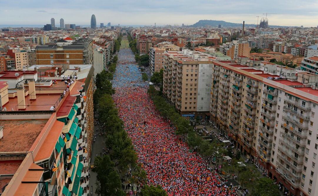 Una multitud marcha durante un acto independentista en Barcelona. (Foto: AP)