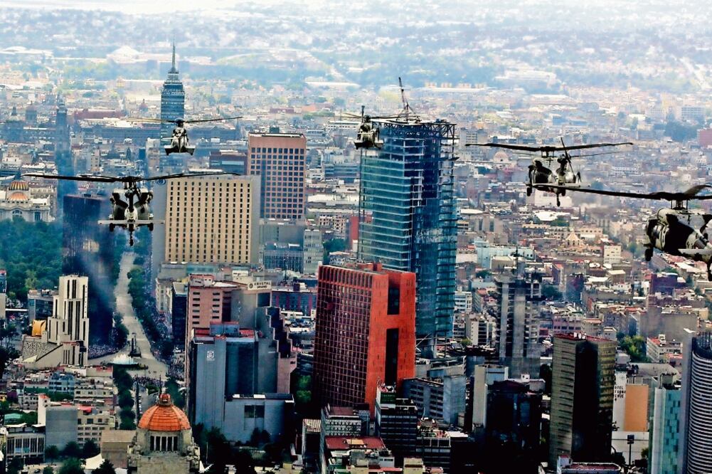Las aeronaves pertenecientes a la Fuerza Aérea y a la Policía Federal sobrevolaron las avenidas mas importantes de la Ciudad de México para el deleite de los asistentes al desfile militar (LUIS CORTÉS. EL UNIVERSAL)