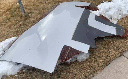 Caen escombros de avión en vecindario de Colorado; aterrizan de manera segura en Denver