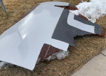 Caen escombros de avión en vecindario de Colorado; aterrizan de manera segura en Denver