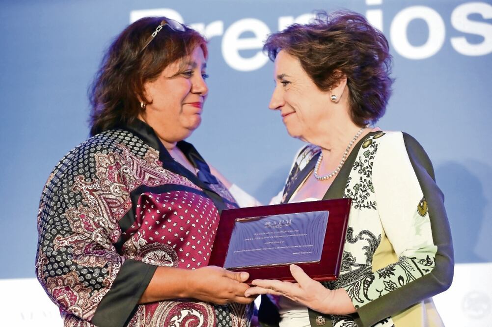 Griselda Triana recibió en Madrid, España, un premio póstumo para su esposo, Javier Valdez, de manos de Victoria Prego, presidenta de la APM. (JUAN CARLOS ROJAS. EL UNIVERSAL)