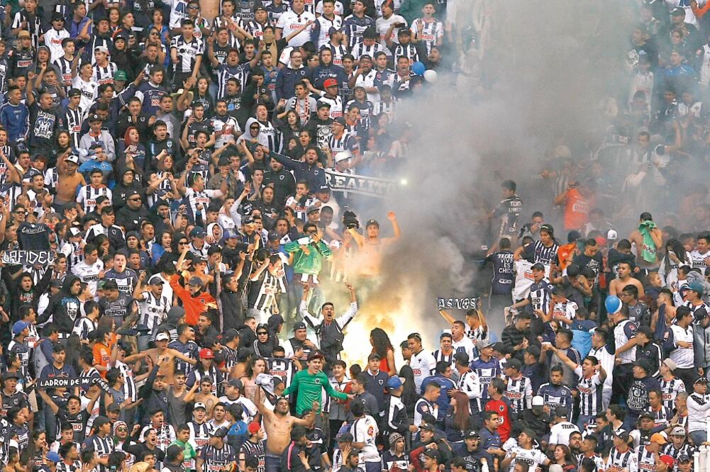 Los barristas de La Pandilla encendieron bengalas y destrozaron butacas en el estadio Cuauhtémoc (IMAGO7)