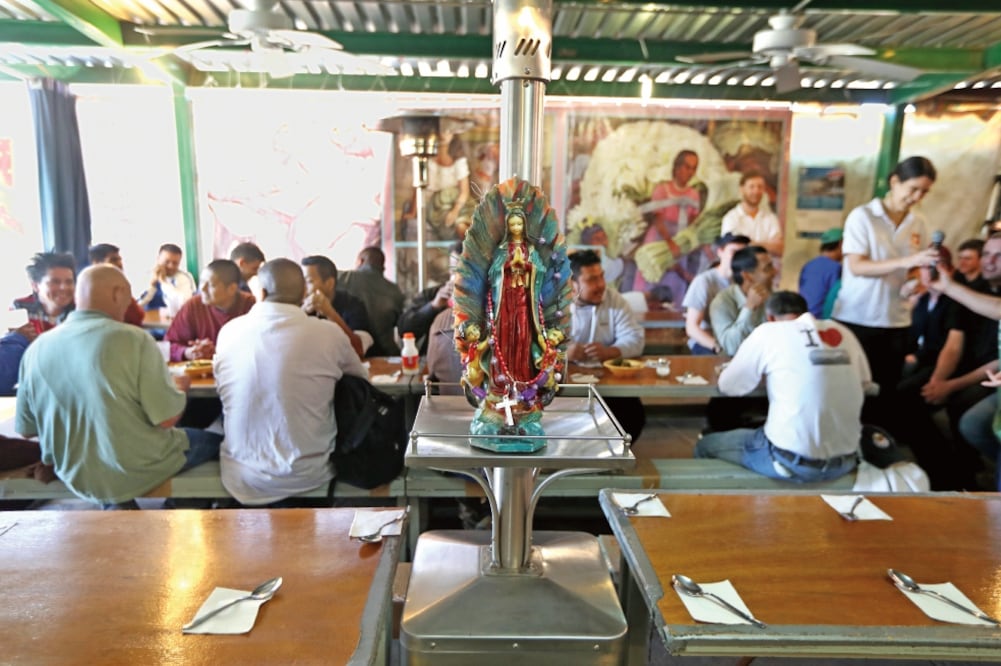 En el comedor de Iniciativa Kino, AC, los indocumentados mexicanos que son repatriados de Estados Unidos reciben apoyo y orientación para que pueden reincorporarse a actividades en el país. (VALENTE ROSAS)
