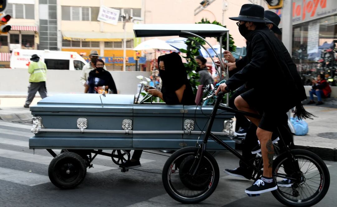 Poca venta, panteones cerrados, tradiciones interrumpidas. Una difícil temporada de Día de Muertos en imágenes