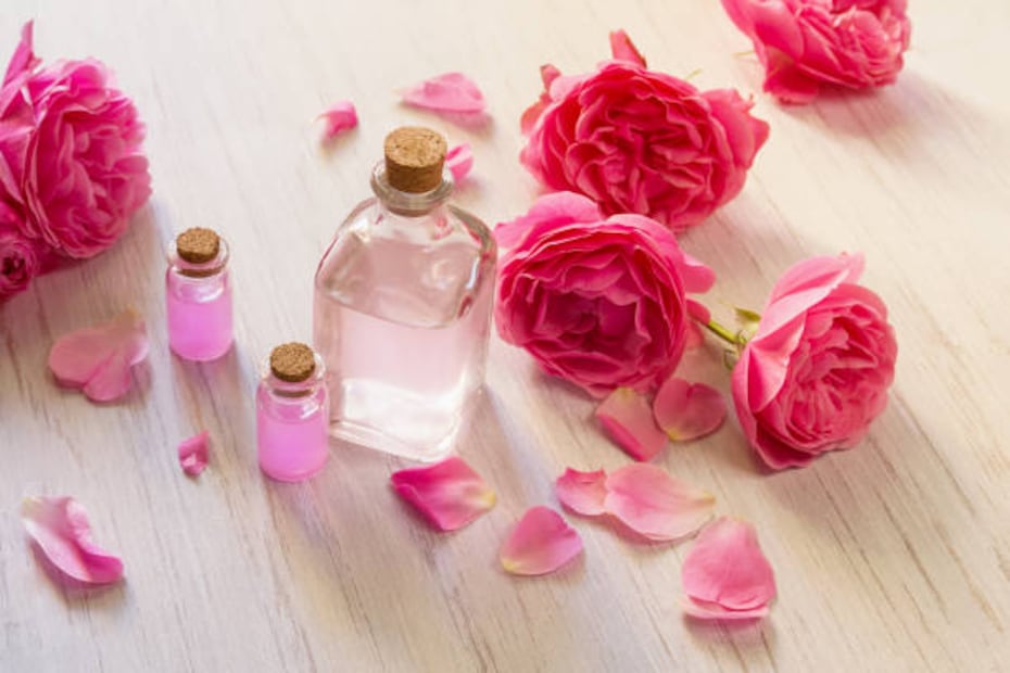El agua de rosas puede utilizarse como desmaquillante o para fijar el maquillaje. Foto: Unsplash