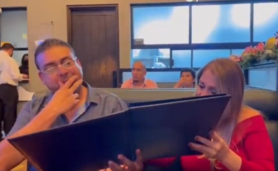 Después de 20 minutos, el orgulloso padre no dejaba de ver el esperado título académico de su hija. Foto: captura de pantalla