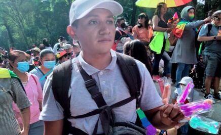 Jorge vende paletas en forma de pene en marcha LGBTT+ "pa' acompletar para el gasto"