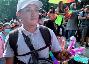 Jorge vende paletas en forma de pene en marcha LGBTT+ "pa' acompletar para el gasto"