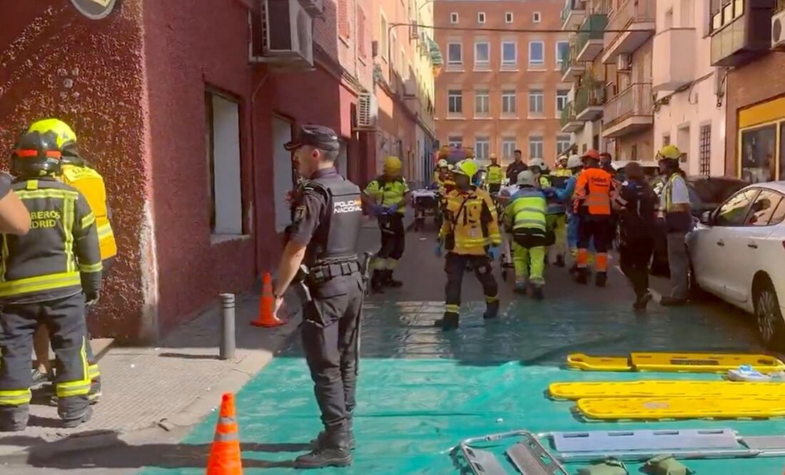 Esta captura de pantalla de un vídeo publicado en la cuenta X (antes Twitter) de los servicios de emergencia de Madrid el 13 de septiembre de 2025 muestra a miembros de los servicios de emergencia trabajando después de una explosión en un bar en el barrio de Vallecas de Madrid. Foto: AFP