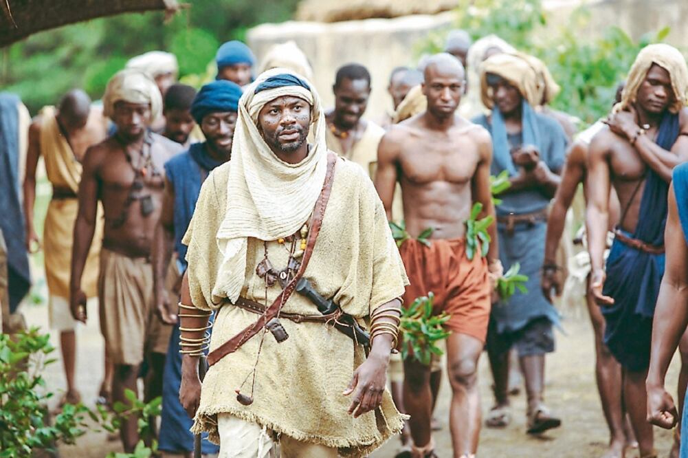 Las imágenes en la pantalla muestran la dureza de la esclavitud (CORTESÍA)