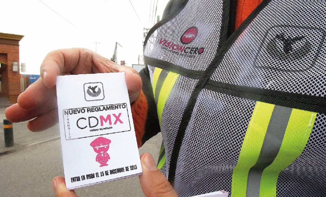 El mandatario capitalino afirmó que instará a los funcionarios locales a que salgan a las calles para obsequiar ejemplares del nuevo código para tránsitar por las calles de la ciudad de México (ARIEL OJEDA. EL UNIVERSAL