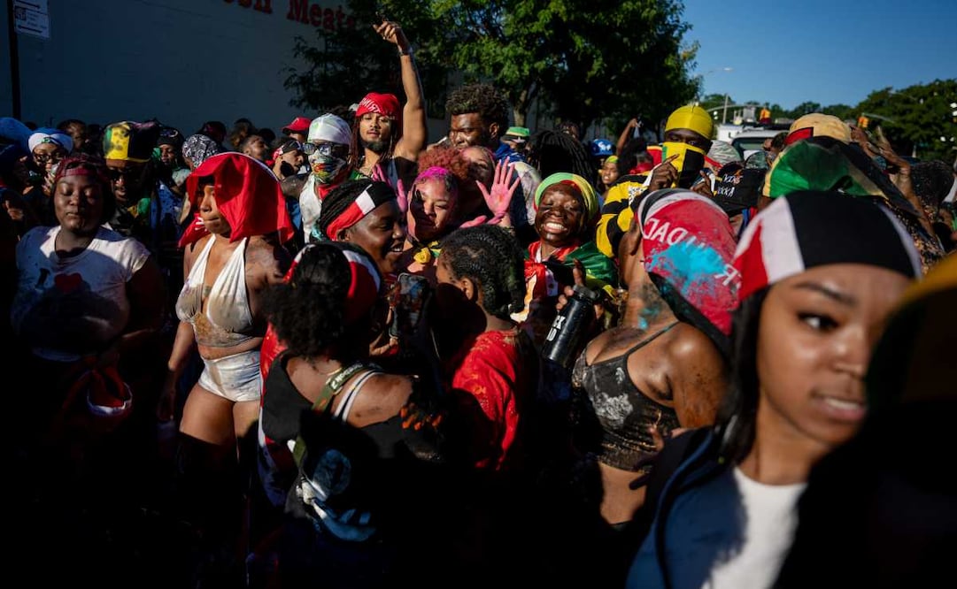 Personas participan en las festividades de J'Ouvert antes del Desfile del Día de las Indias Occidentales al amanecer del Día del Trabajo, en los barrios de Crown Heights y Flatbush de Brooklyn, Nueva York, el lunes 7 de septiembre de 2026. Foto: AP