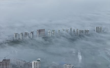 Inédita neblina cubre Cancún al amanecer; impactante fotografía aérea de la ciudad