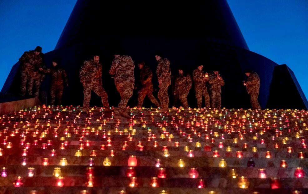 Soldados, cadetes, militares y civiles ucranianos encendieron mil velas en las escaleras del monumento a la Patria de Kiev. Foto: AFP
