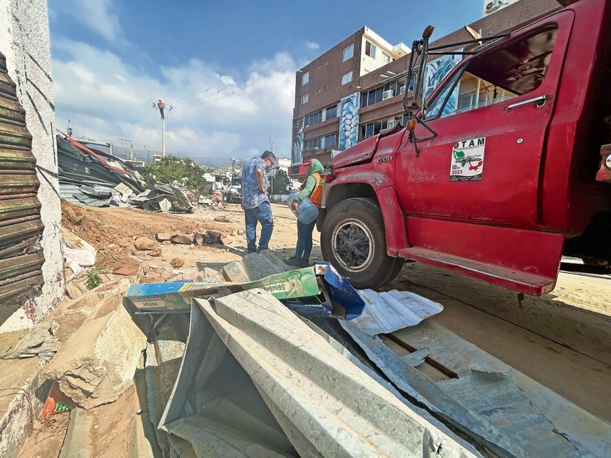 Personas dedicadas al negocio de venta y compra de desperdicios industriales ayudan en labores de limpieza. Foto: Iván Montaño / El Universal