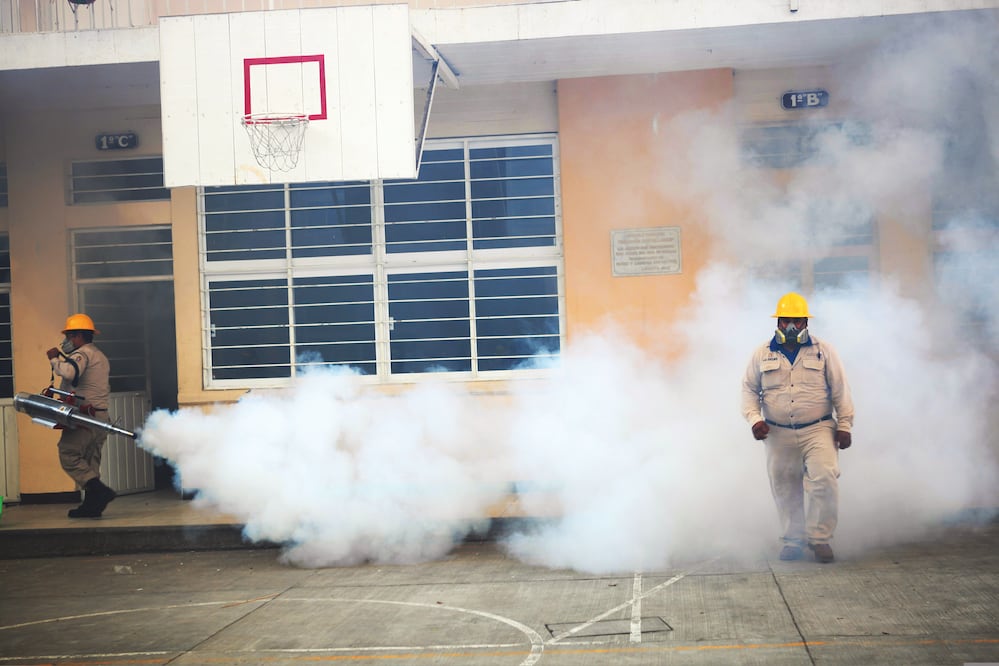Los brigadistas rociaron los químicos en salones, patios, jardines, espacios de recreación y oficinas administrativas en donde pueden refugiarse los insectos (IVÁN STEPHENS. EL UNIVERSAL)
