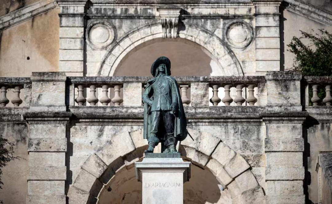 La estatua del mosquetero d'Artagnan, creada por Firmin Michelet en 1931, en el suroeste de Francia. Foto: AFP