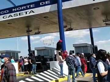 Maestros toman casetas para demandar pago de prestaciones en Hidalgo