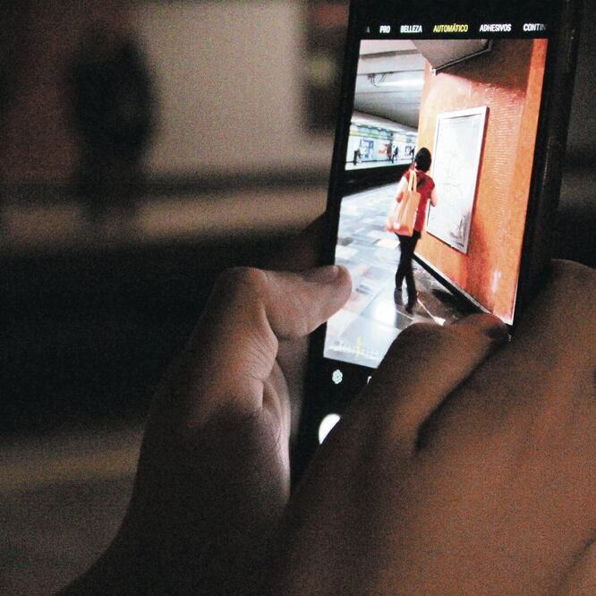 EL DATO Acecho.Sujetos graban a mujeres para compartir y vender las imágenes en diversos sitios de internet. ARCHIVO EL UNIVERSAL